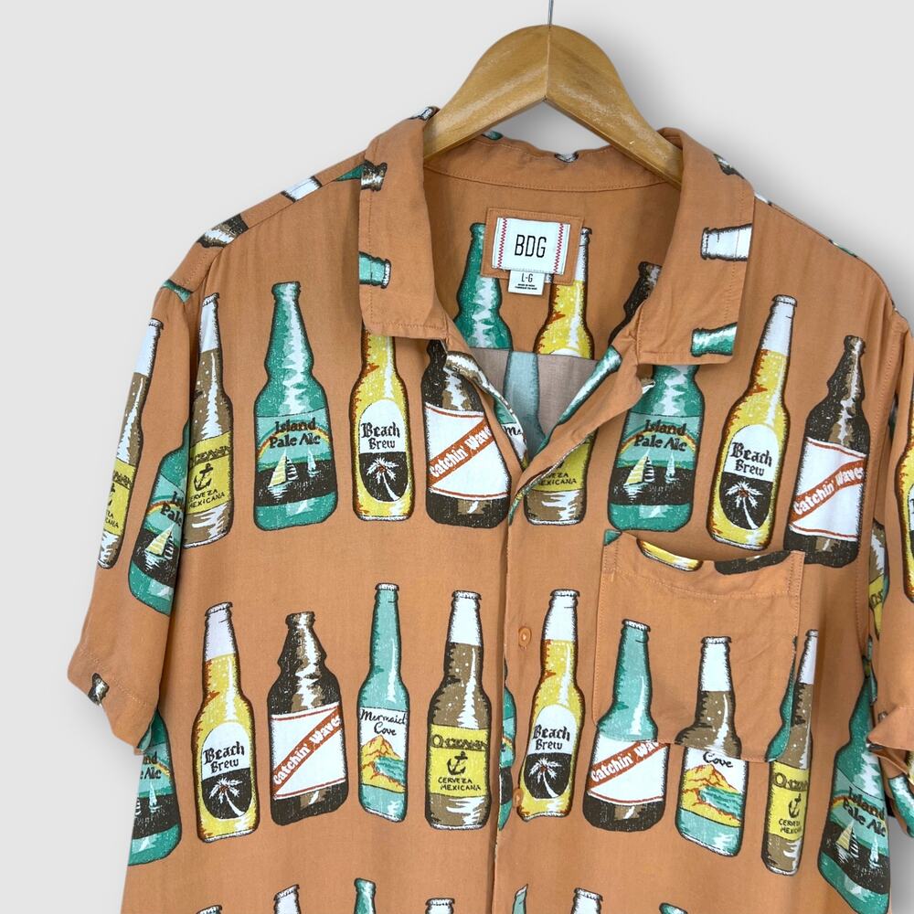BDG Urban Outfitters Beer Bottle Novelty Print Button Down Shirt Size Large - Picture 6 of 6